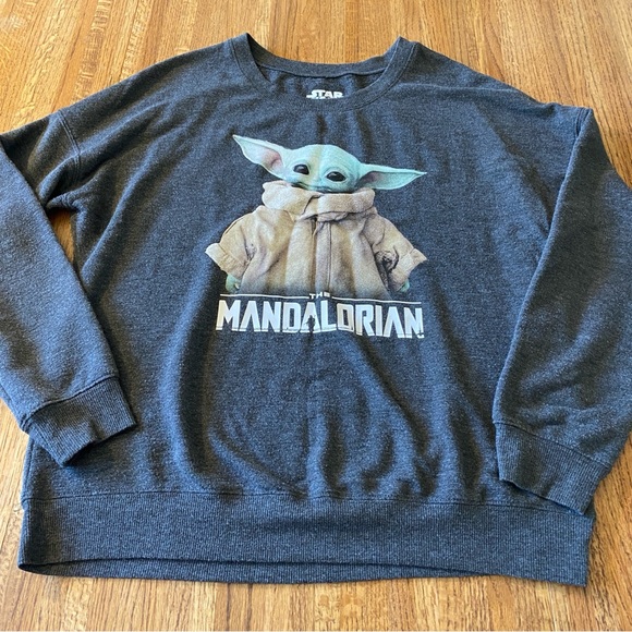 Star Wars Tops - Soft, Oversized STAR WARS MANDALORIAN Sweatshirt in size medium